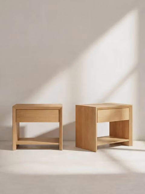 Set di 2 comodini Kenay Home in impiallacciato di rovere marrone con 1 cassetto ciascuno