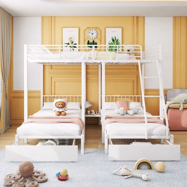 Letto a castello triplo in metallo bianco; letto matrimoniale 140 x 200 cm e due letti singoli 90 x 200 cm; con cassetti