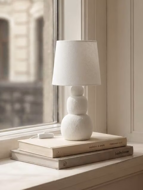 Lampada da tavolo Shell Kenay Home in ceramica bianca