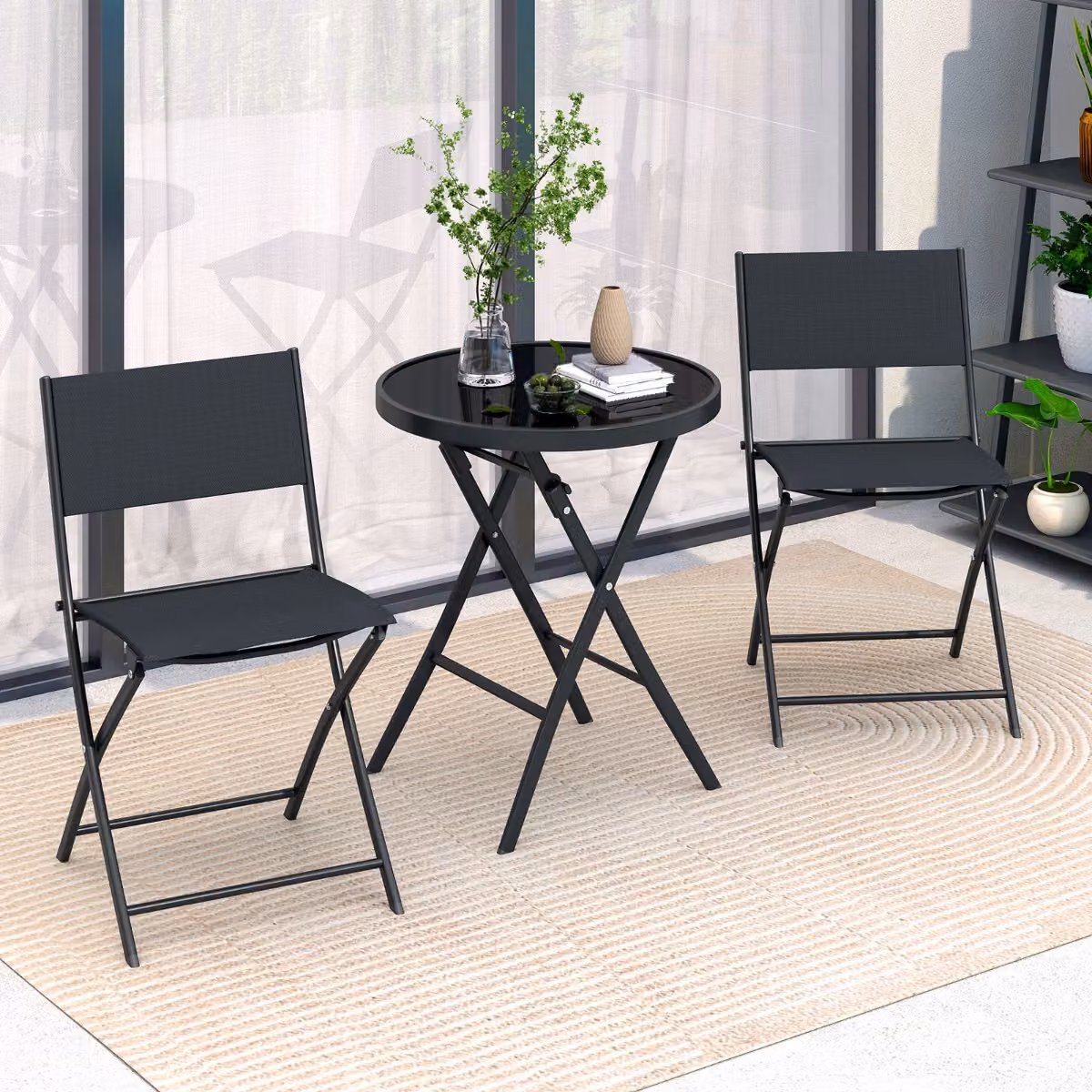 Set da pranzo bistro pieghevole Costway composto da tavolo rotondo con piano in vetro e 3 sedie con seduta in tessuto traspirante, struttura in acciaio verniciato nero per esterno e giardino