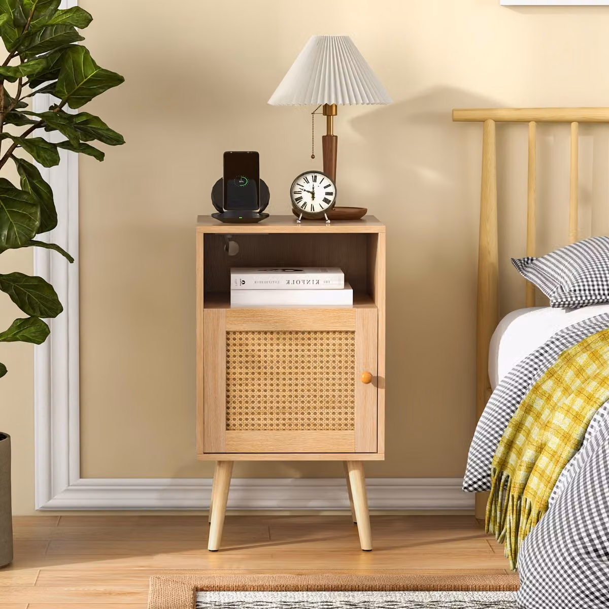 Set di 2 comodini Costway in rattan PE naturale color beige e marrone con mensola aperta e porta decorata in stile scandinavo