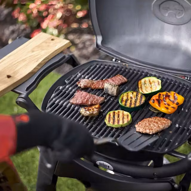 Barbecue a gas Weber Q 2200 con supporto, in acciaio smaltato nero e termometro