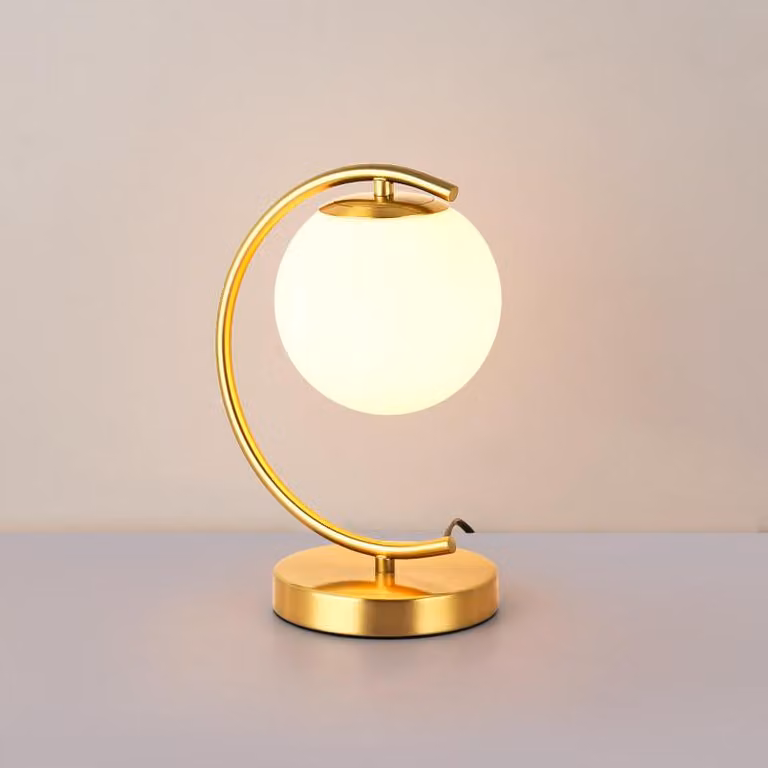 Lampada da tavolo di design YLSA a forma di luna - globo in vetro opalino e base dorata, attacco E27, ideale per camera da letto, ufficio o hotel