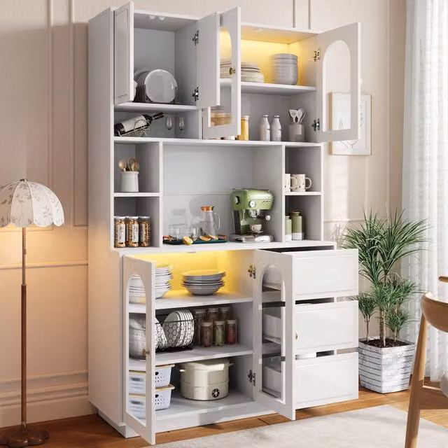 Credenza alta Vovees Living bianca con ante in acrilico trasparente e 3 cassetti, mobile dispensa o bar con illuminazione LED integrata in MDF, L: 106 cm, P: 30 cm, H: 175 cm