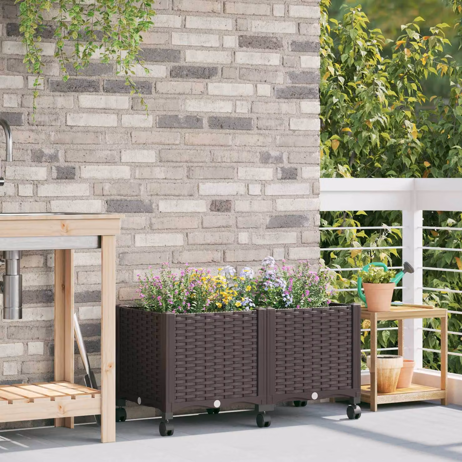 Vaso da giardino con ruote vidaXL marrone in plastica L: 80 cm, P: 40 cm, H: 44 cm
