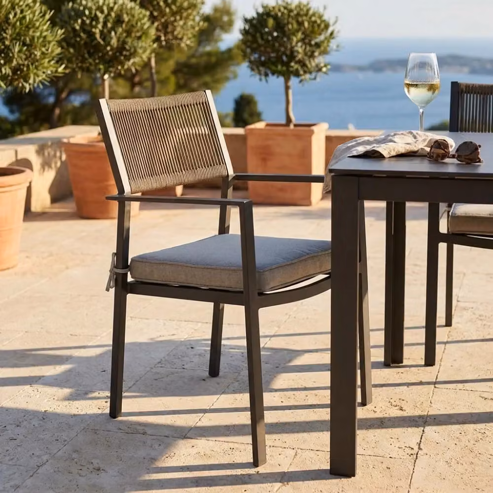 Poltrona impilabile Maracay con cuscini COSMA in metallo per giardino, disponibile in bianco, antracite o grigio opaco, L: 62,5 cm, P: 55,5 cm, H: 83,5 cm – 2