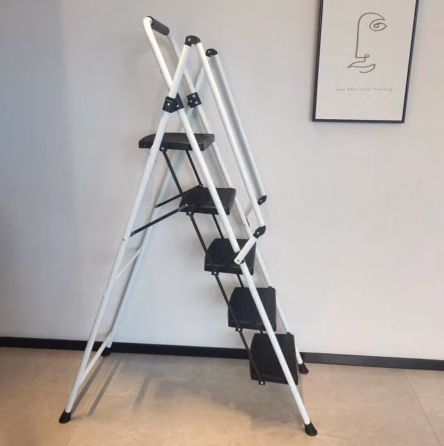 Sgabello pieghevole in acciaio con pedali antiscivolo e maniglia ergonomica disponibile in nero o bianco