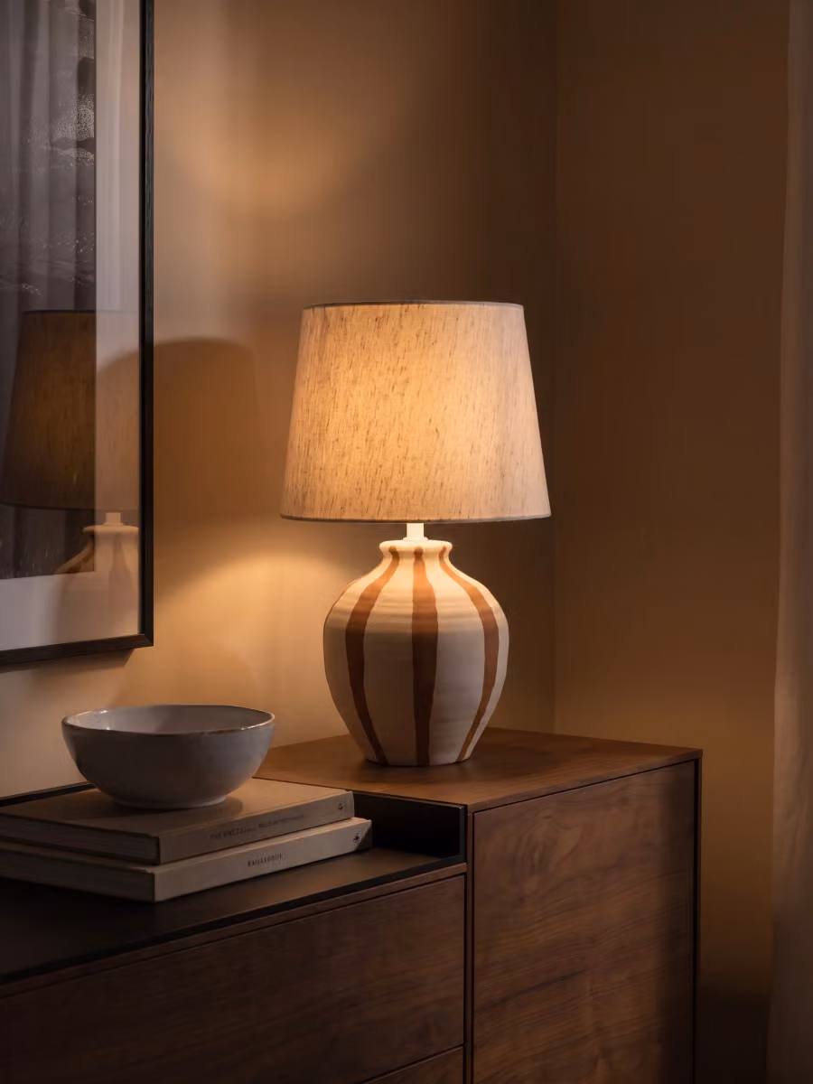 Lampada da tavolo Shape Kenay Home in ceramica e tessuto bianca e terracotta H 41 cm, L 25 cm – 2