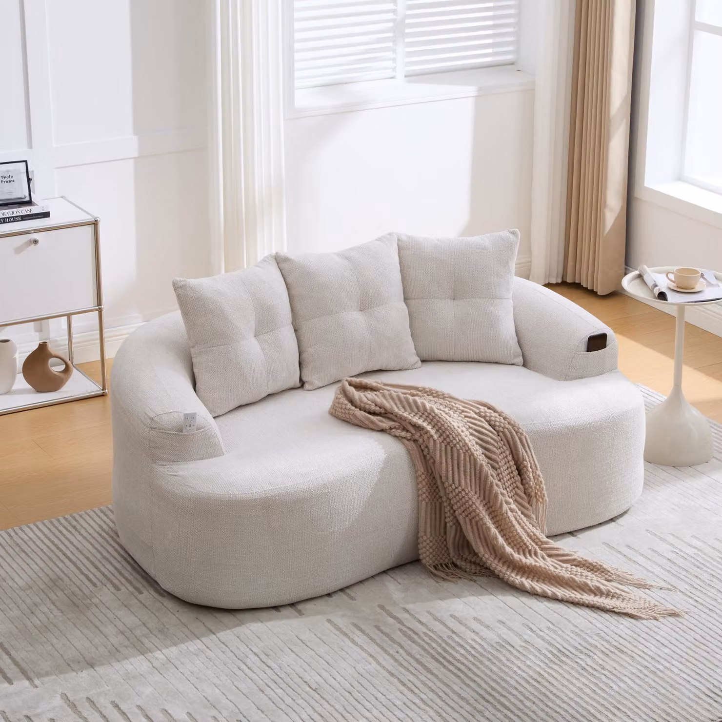 MODFU Divano a due posti. Seduta extra profonda. Molle insacchettate. Rivestimento in schiuma con tre cuscini decorativi. Ideale per spazi compatti. Colore: beige