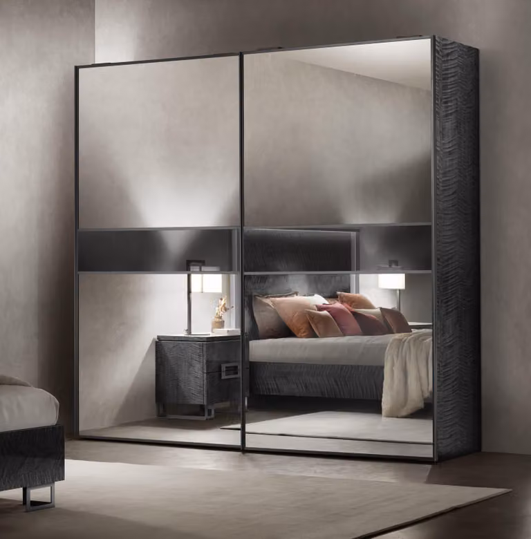 Un armadio moderno in legno completa qualsiasi interno della vostra casa.