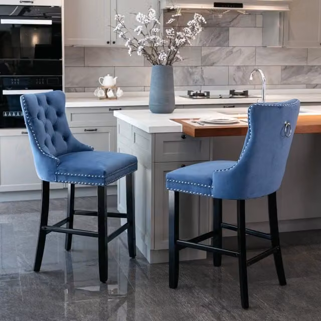 Set di 2 Sgabelli da Bar Minimal in Velluto Blu con Gambe in Legno e Dettagli a Bottoni
