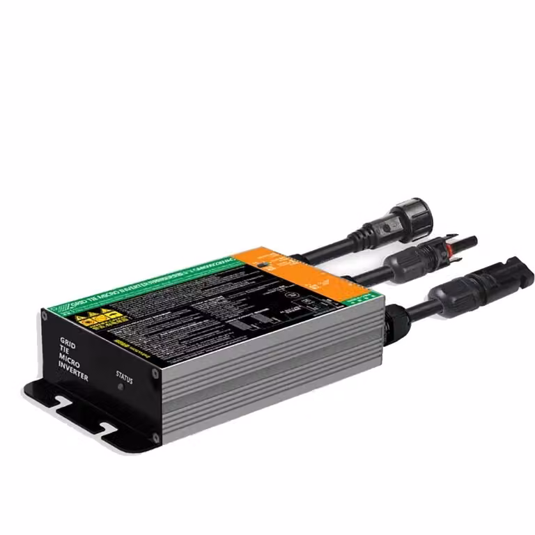 Inverter solari di piccole dimensioni, con una potenza di uscita di 700W, progettati per un'efficiente integrazione nella rete elettrica. Modello: GMI-300W, tensione di ingresso: 180V-280VAC, codice prodotto: Vok18-50