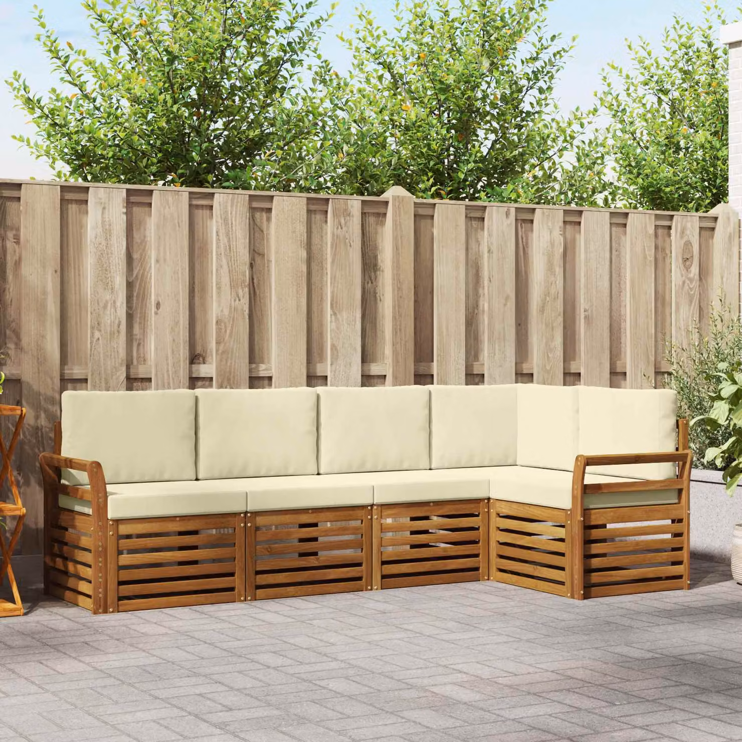 Set di divani da esterno vidaXL a forma di L composto da 5 pezzi in legno di acacia con cuscini beige e bianchi in poliestere resistente ai raggi UV