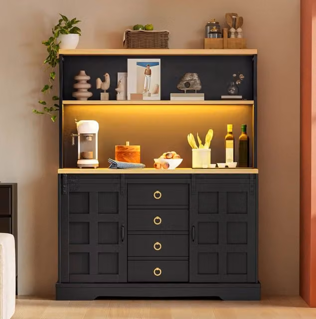 Credenza da cucina nera con LED RGB, prese USB, 4 cassetti e ante scorrevoli