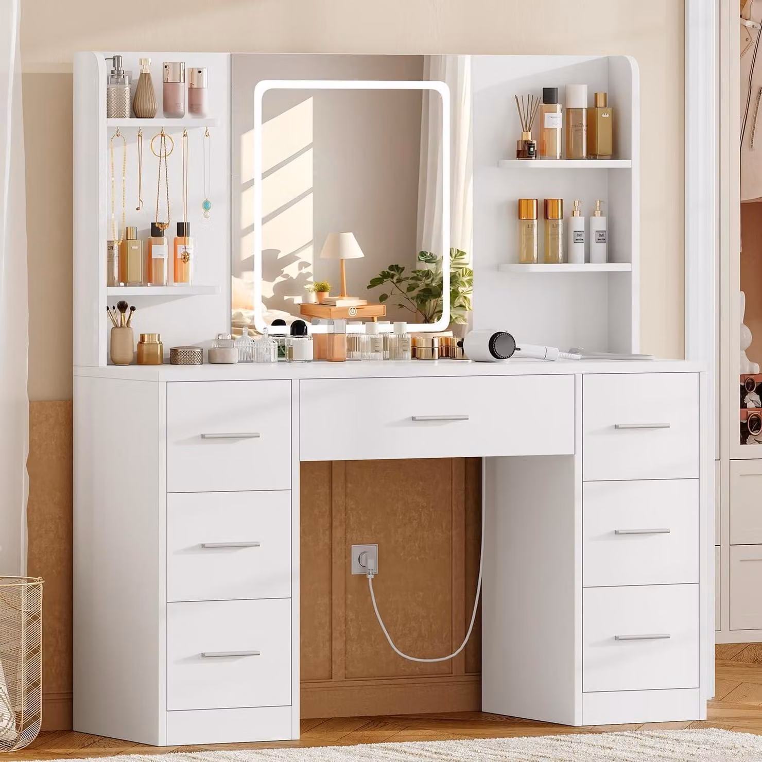 Comò da trucco con illuminazione a LED e prese di corrente, 7 cassetti, 4 ripiani aperti, 5 ganci per gioielli, colore bianco