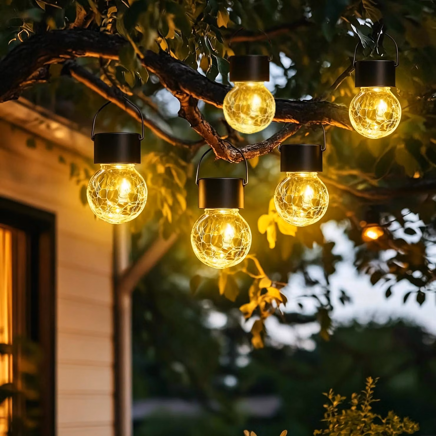 Catena luminosa solare, set da 5 luci – Luce bianco caldo 3000K, design effetto vetro craquelé, grado di protezione IP44, autonomia di illuminazione 6 ore, ideale per essere appesa o posizionata – Diametro 6 cm, altezza 14 cm, colore nero