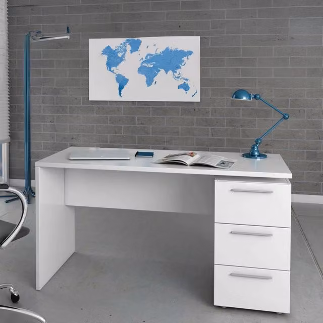 Scrivania DMORA moderna per ufficio o studio, tavolo da computer bianco con cassettiera e anta, L: 138 cm, P: 60 cm, H: 74 cm