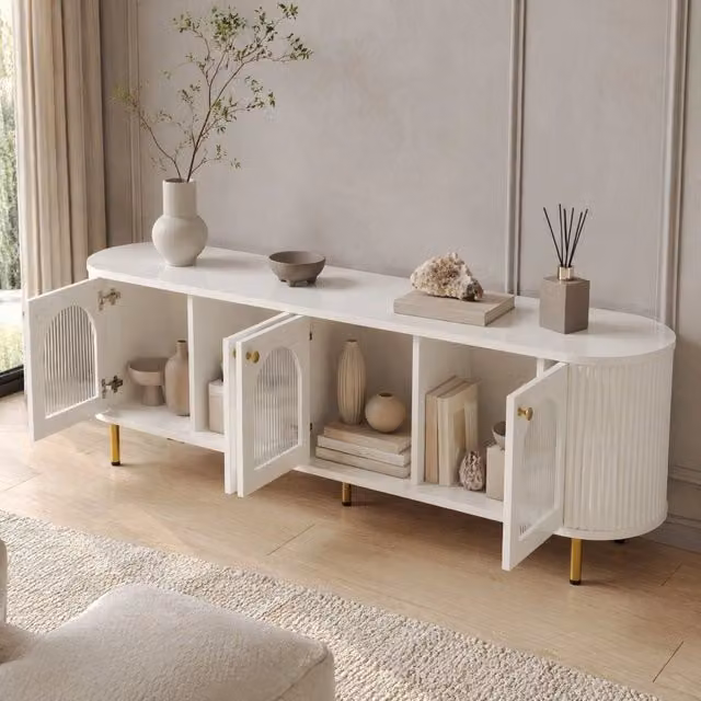 Mobile TV Lowboard bianco con ante in vetro, maniglie e piedi dorati, design elegante e sicuro