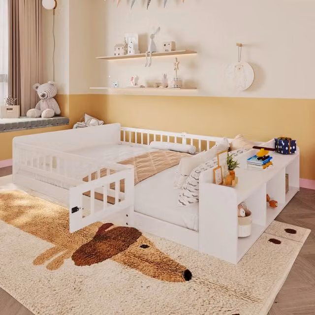 Letto per bambini REDOM in pino bianco con ripiani e vano contenitore, L/P/H: 223 x 140 x 45 cm