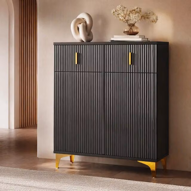 Sideboard nero con pannelli strutturati, ripiani regolabili e dettagli dorati, 83x101x35 cm