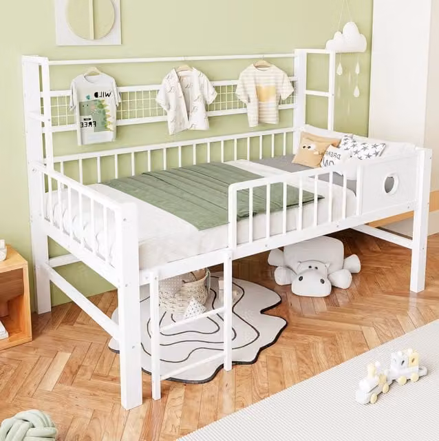 Letto a soppalco basso ULEVR 90x200 cm con sponde alte, ripiano in rete e barra appendiabiti, bianco