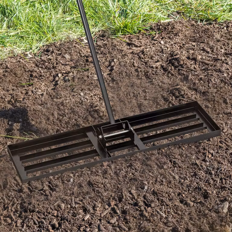 Rastrello livellatore per prato e giardino Costway con impugnatura ergonomica e piastra, Nero, 75 x 25 cm