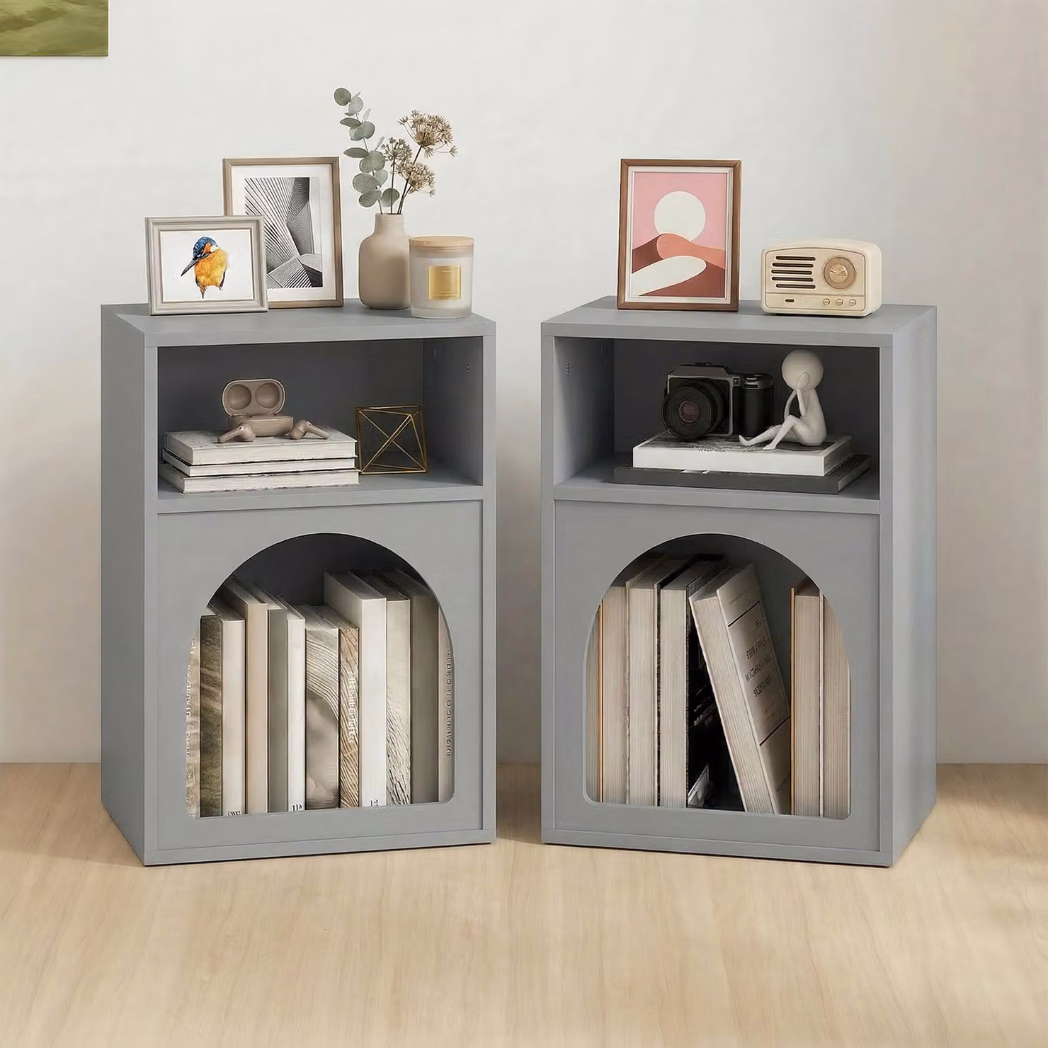 Set di 2 comodini HOMCOM con design ad arco e scomparti aperti, Grigio, L 40 cm x P 30 cm x H 60 cm – 2