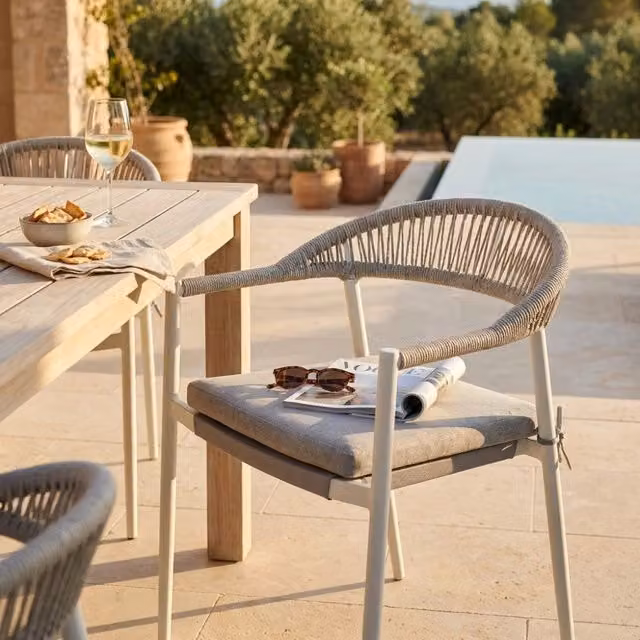 Poltrona da giardino impilabile Cosma in metallo e rattan con cuscini, L: 57 cm, P: 58 cm, H: 76 cm