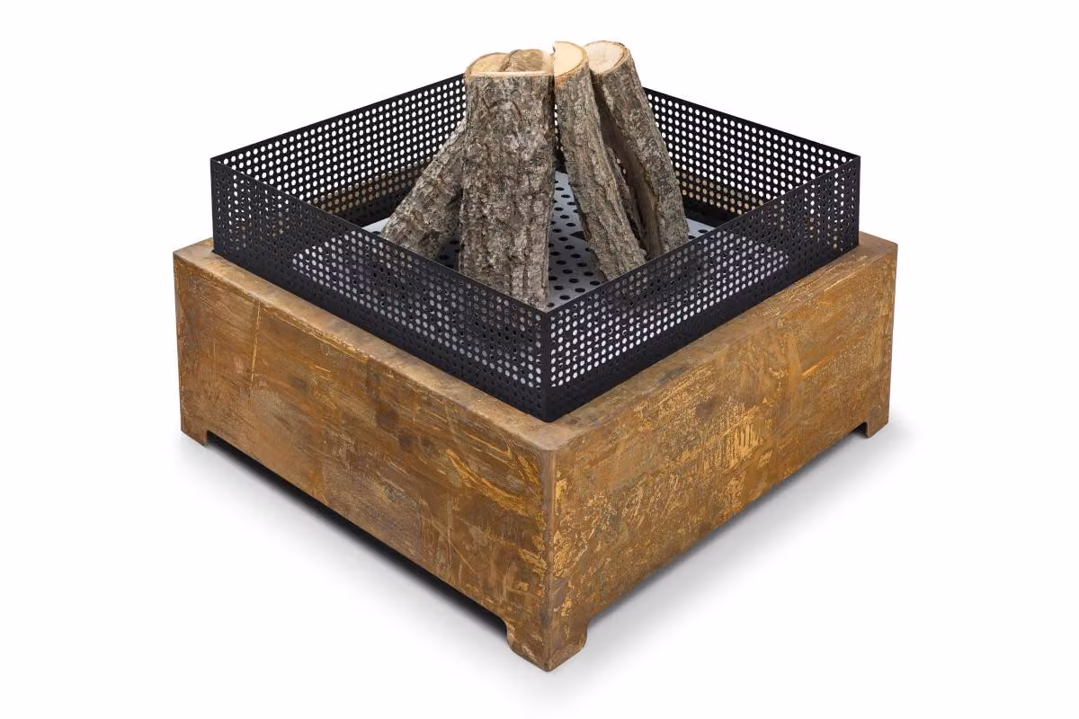 La ciotola e il pozzo per il fuoco del caminetto Favilla sono realizzati in acciaio Corten: un design senza tempo, resistente alle intemperie e durevole. Dimensioni: 55 x 55 x 37 cm, peso: 16 kg