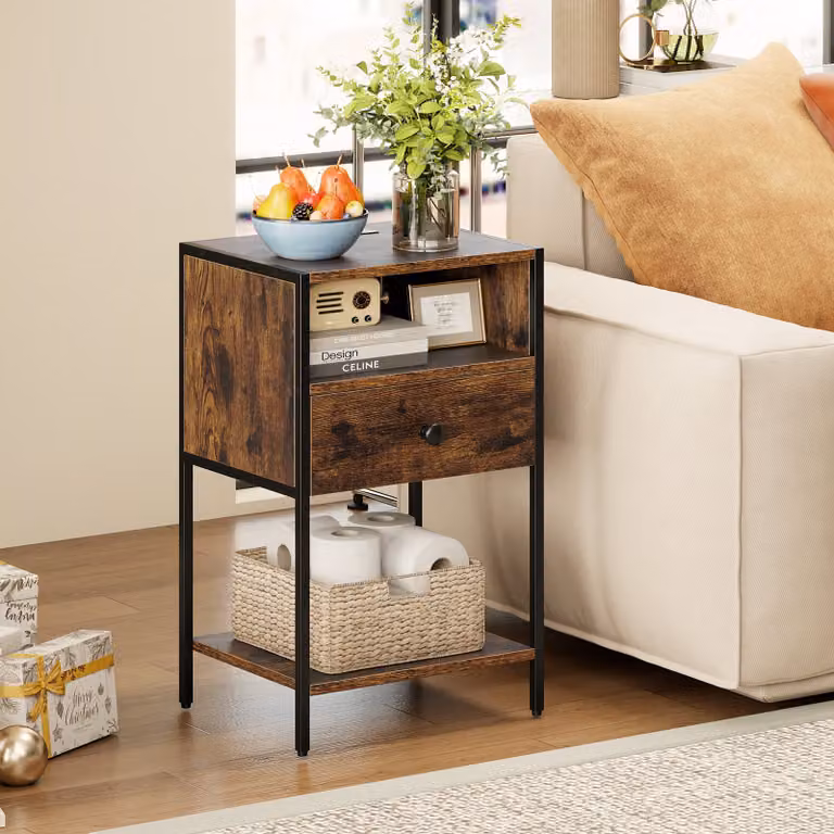Comodino Costway in stile industriale con stazione di ricarica, scomparto aperto e cassetto, colore marrone