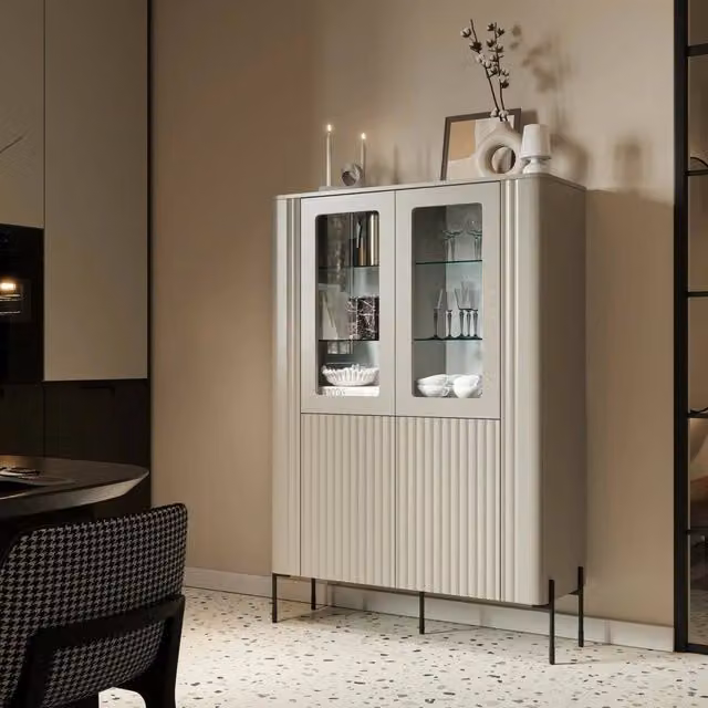 Vetrina Cimino, Vetrinetta da soggiorno con due ante e dettaglio in vetro, Rialzato da terra, 110x40 h160 cm, Beige