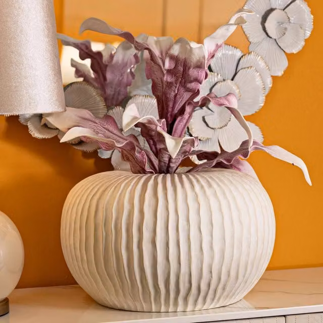 Vaso Famimiso in ceramica con texture irregolare, design astratto e minimalista, colore bianco crema e beige, H: 23,0 cm, L: 40,0 cm, P: 9,5 cm