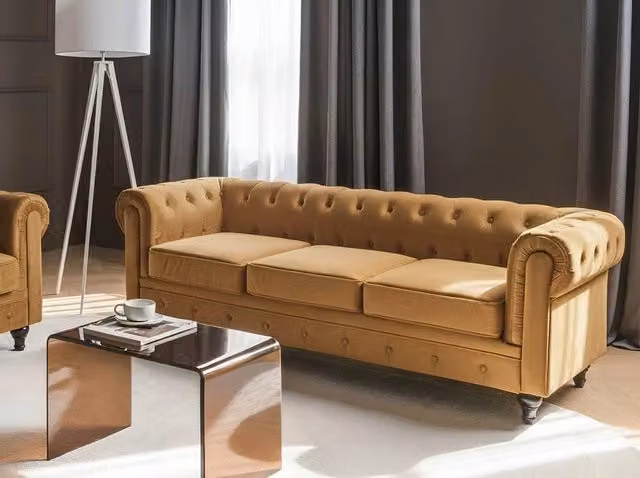Divano Chesterfield Beliani a 3 posti in velluto dorato con gambe in legno nero L: 204 cm, P: 81 cm, H: 70 cm – 1