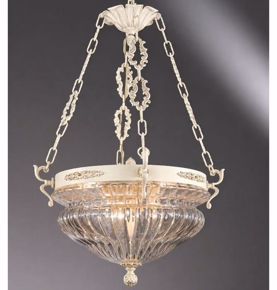 Lampadario Casa Padrino in stile barocco, finitura avorio, diametro 50 cm, altezza 75 cm. Lampadario a sospensione in ottone, stile barocco, prodotto in Italia