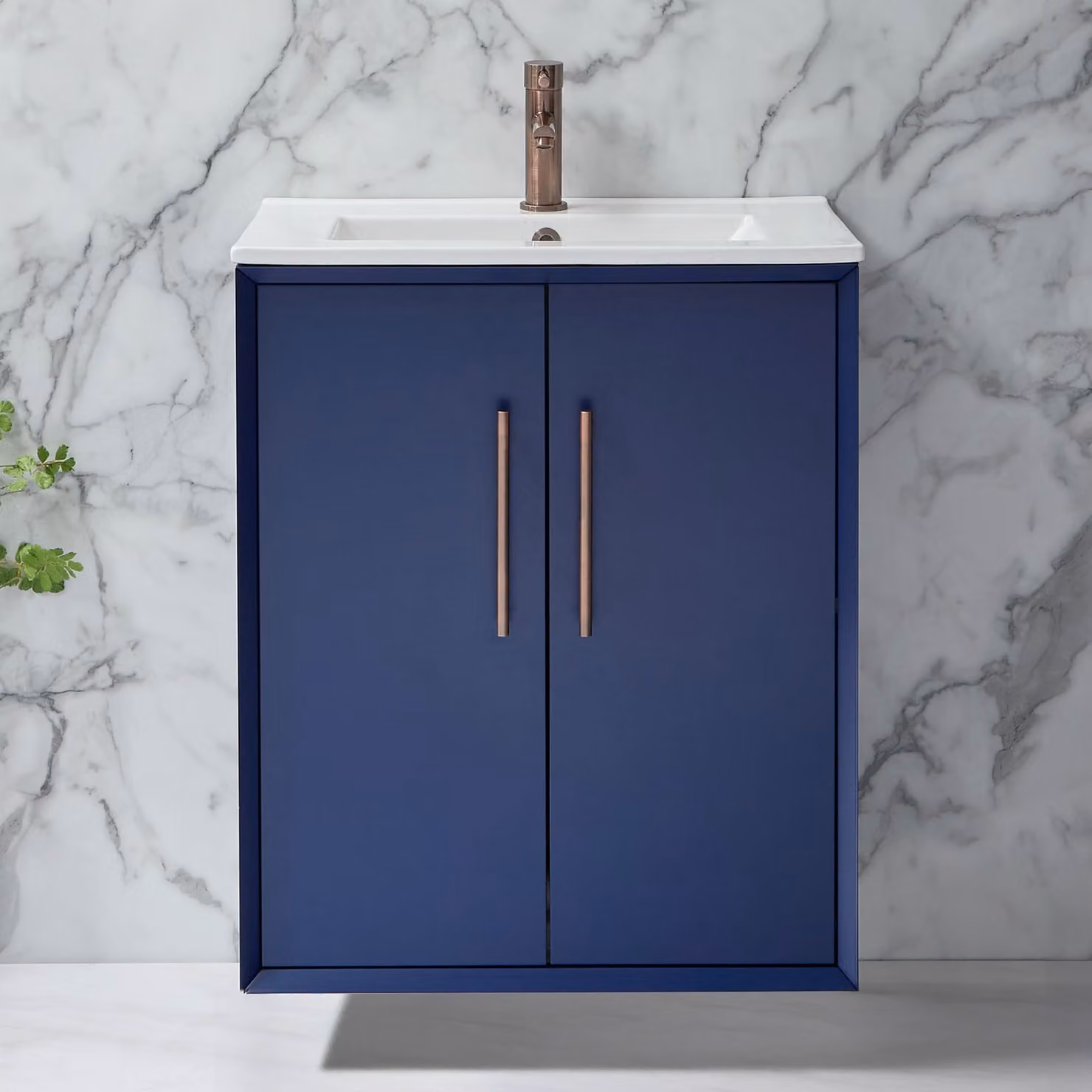 Mobile Bagno Sospeso Blu Marino 610mm con Lavabo e Maniglia con Barra a T Bronzo Spazzolato - Edge
