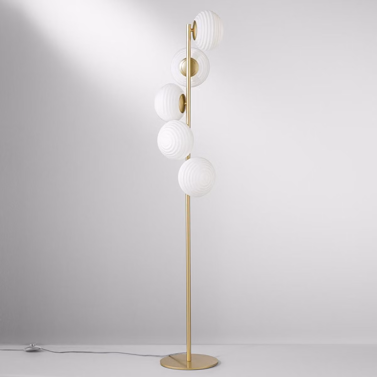 Lampada da terra in metallo dorato con 5 luci in vetro soffiato bianco Ripple