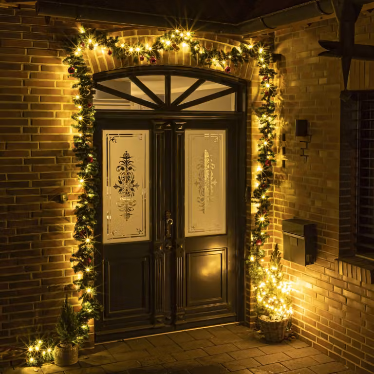 Decorazione natalizia esterna: ghirlanda di pino artificiale, 5 metri di lunghezza, con catena luminosa (80 LED), decorata con luci e palline