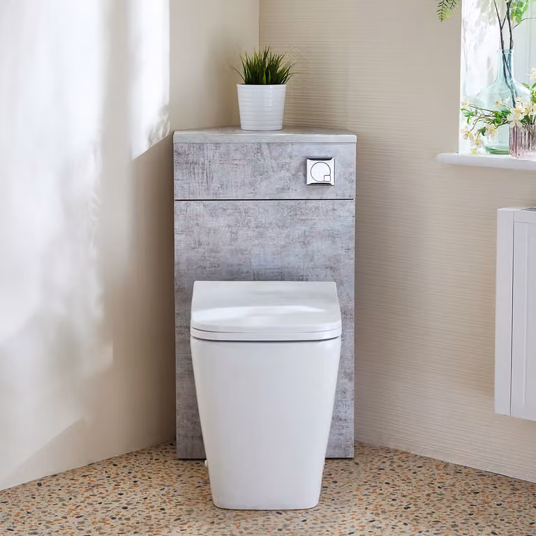 Unità WC Angolare in Grigio Cemento con Sanitario a Filo Muro Milton e Pulsante di Scarico Cromato - Cluo