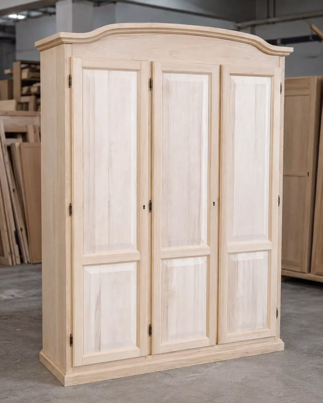 Armadio a 3 ante con cappello sagomato in legno grezzo Mobili 2G L/P/H: 158 x 56 x 197 cm
