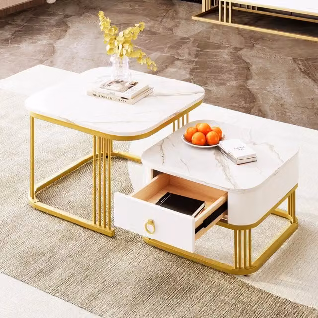 Set di 2 tavolini da caffè MINIMAL impilabili con effetto marmo lucido bianco e gambe dorate