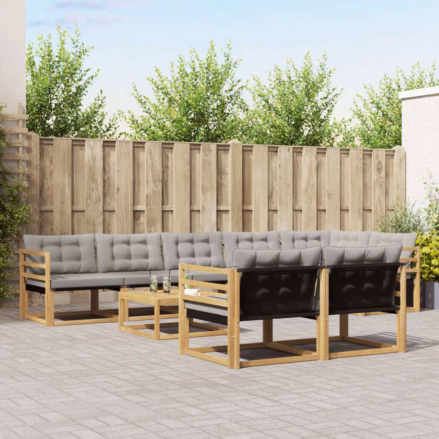 vidaXL Set di divani da esterno a forma di U composto da 9 pezzi in legno di acacia con tavolino e cuscini, Bianco e Grigio Chiaro