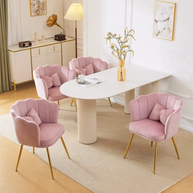Poltrona con schienale a petalo e gambe in metallo dorato in velluto rosa