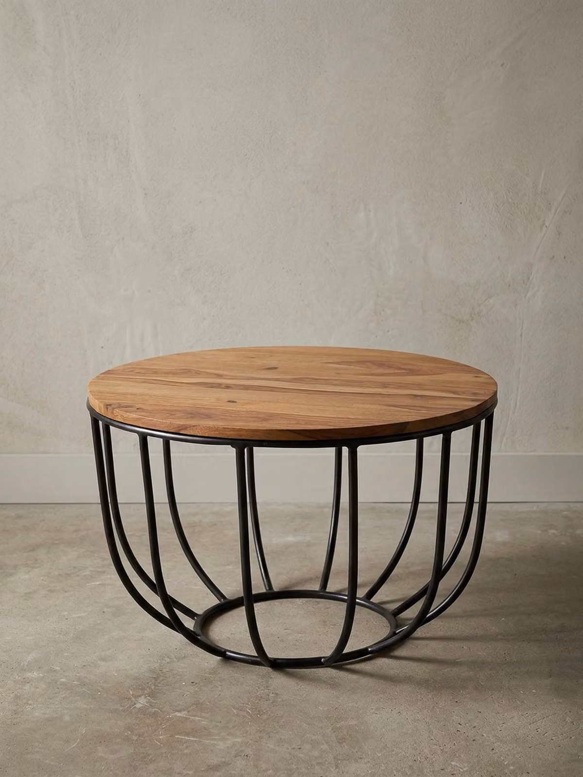 Tavolino industriale in legno massiccio di sheesham, stile rustico, struttura in metallo, design a cestino. 60x60x39 cm | Kadima Design