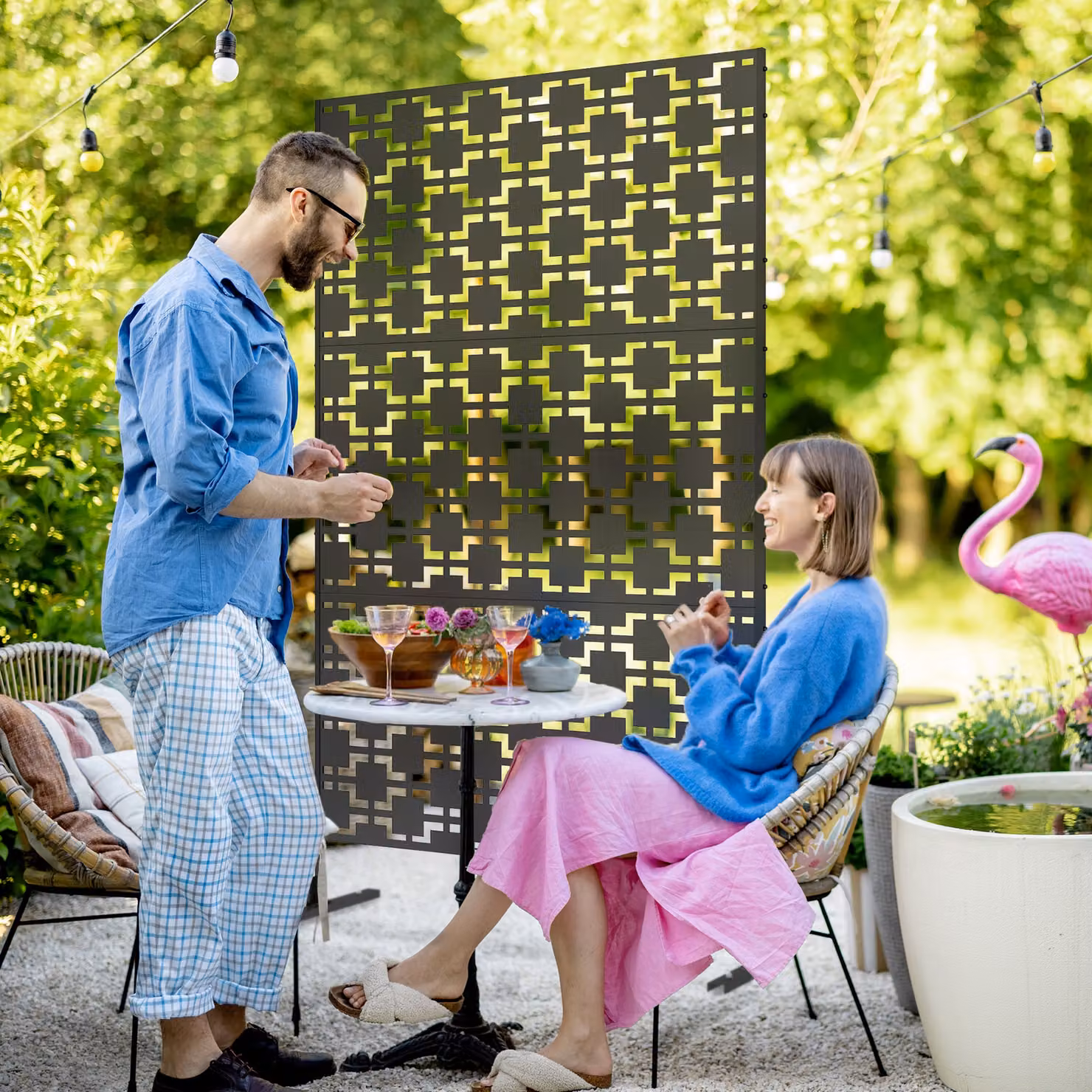 Pannello brise vue decorativo Outsunny con motivo geometrico traforato in metallo nero, L 122 x P 45 x H 198 cm – 2