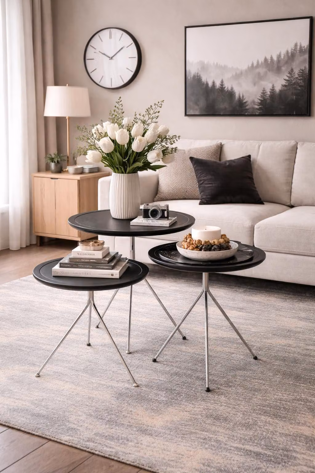 Tavolino da caffè nero, struttura in metallo, forma rotonda, design elegante e decorativo
