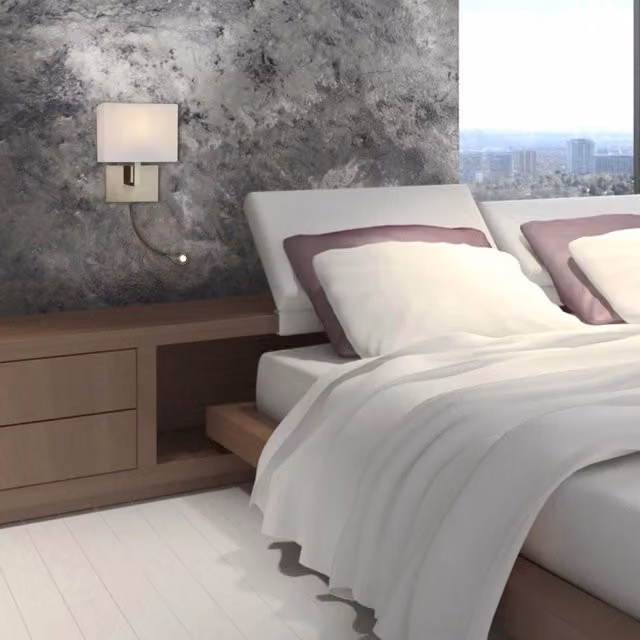 Applique da parete SEARCHLIGHT in metallo e tessuto bianco con finitura ottone oro, regolabile e con attacco E27
