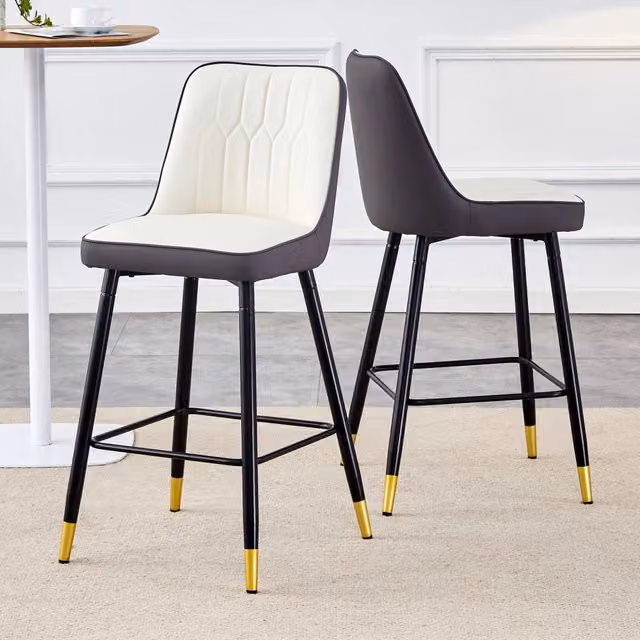 Set di due sgabelli da bar, alti 100 cm, in similpelle PU in combinazione bianco/grigio scuro con struttura in metallo nero e comodo poggiapiedi. Disp