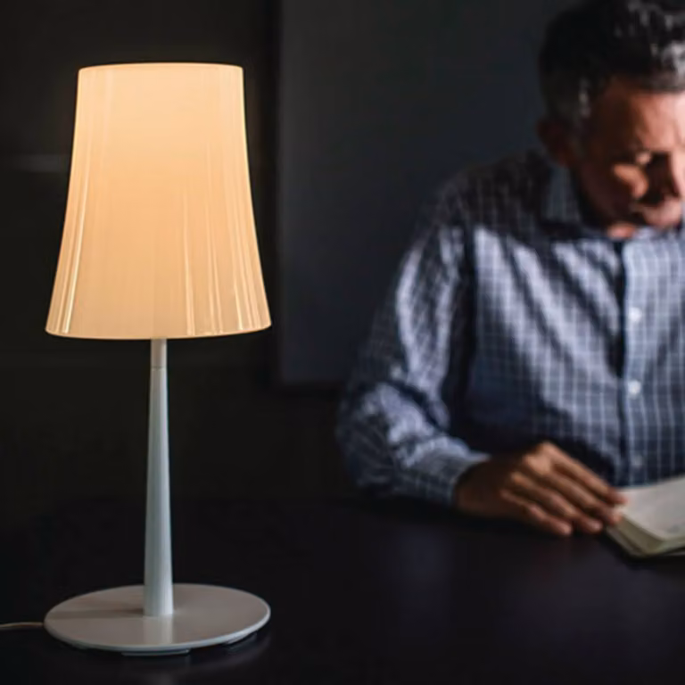 Foscarini Lampada da tavolo di design Birdie Easy, Bianco / Opale, Soggiorno / Sala da pranzo, Metallo, Design, Lampada da tavolo
