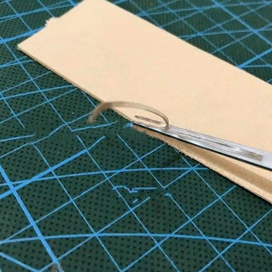Coltello in acciaio con manico in legno, ideale per la lavorazione efficiente della pelle e per tagli precisi