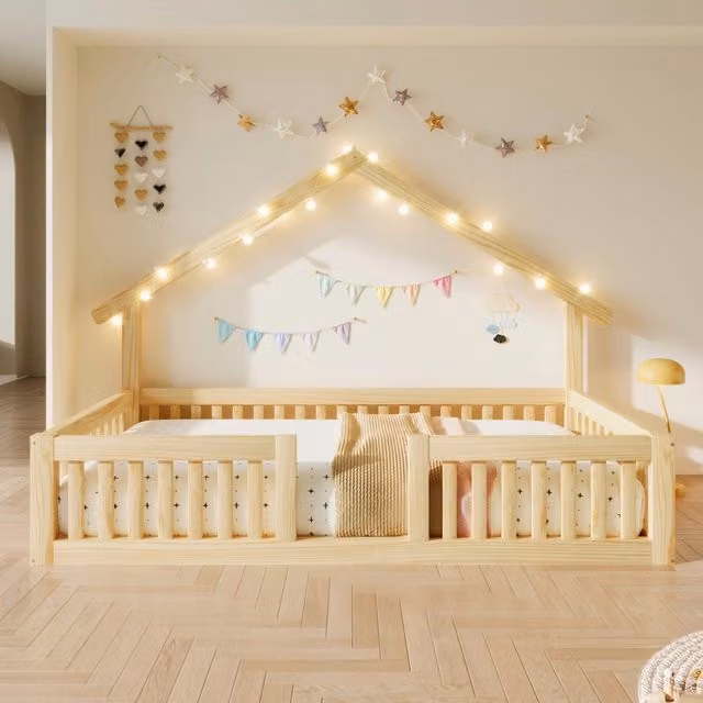 Letto a casetta OKWISH per bambini in legno di pino con spondine di sicurezza e luce LED, L/P: 90 x 200 cm